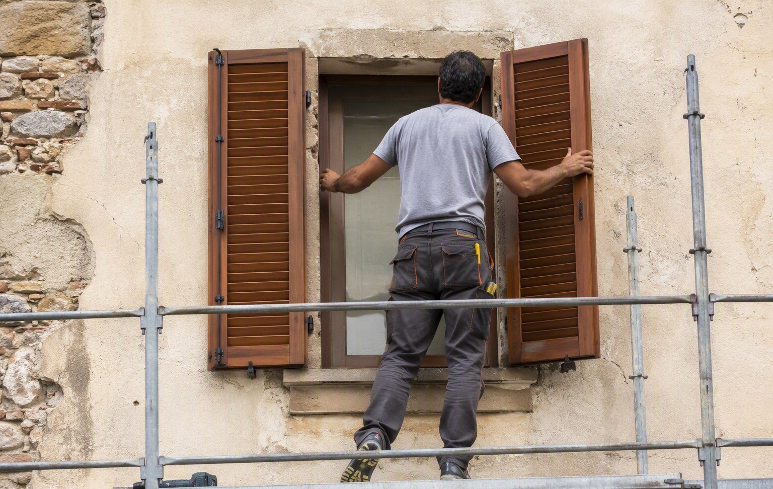 Sostituzione persiane con nuove in legno a Varese
